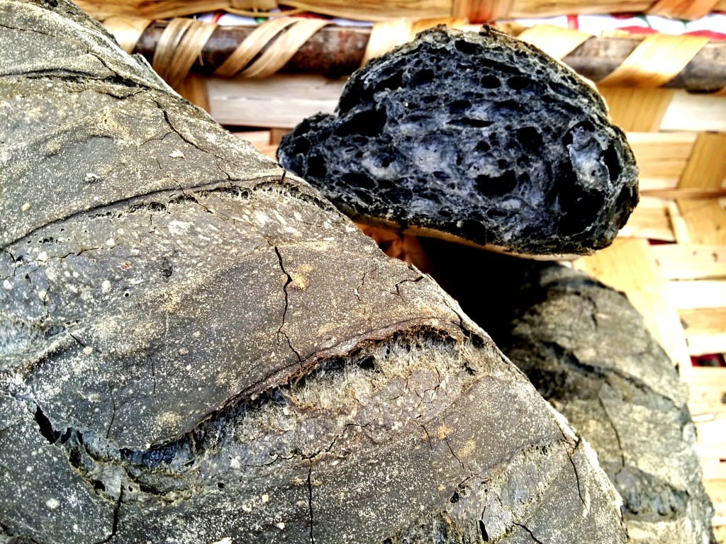 pane-nero-al-carbone-vegetale